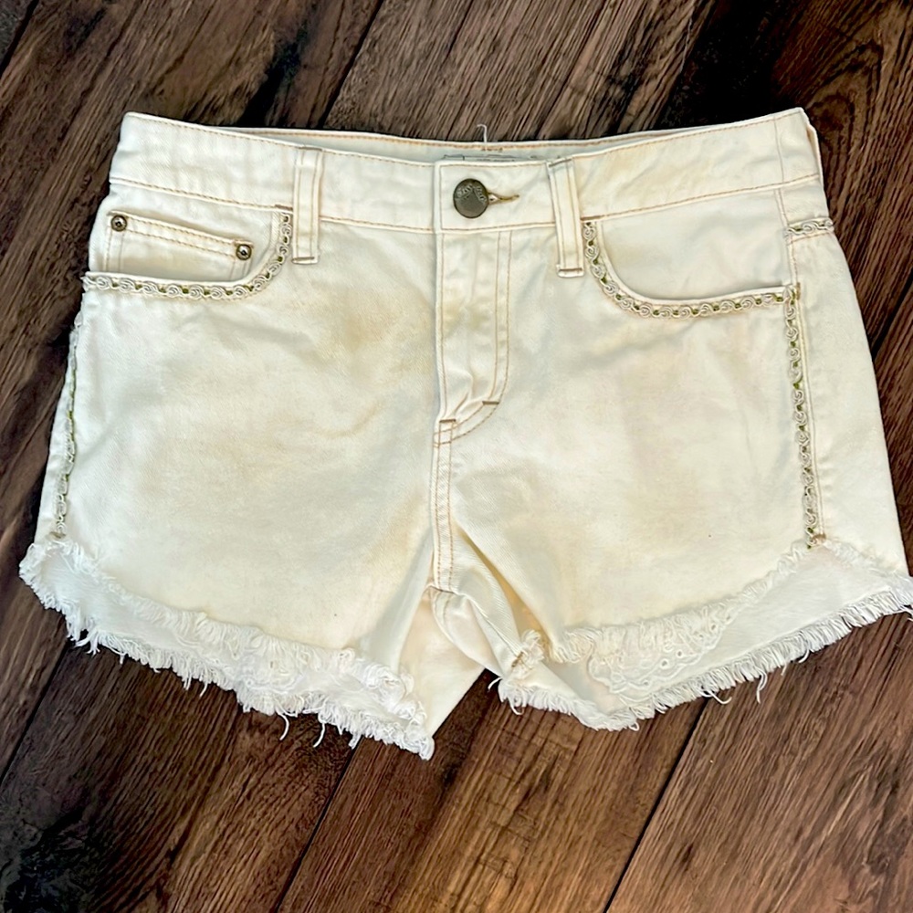 Free people cream/ light brown tint distressed denim shorts w cool details! Sz25